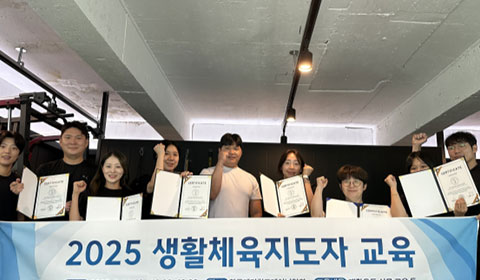 상장 및 현수막을 들고 찍은 단체사진